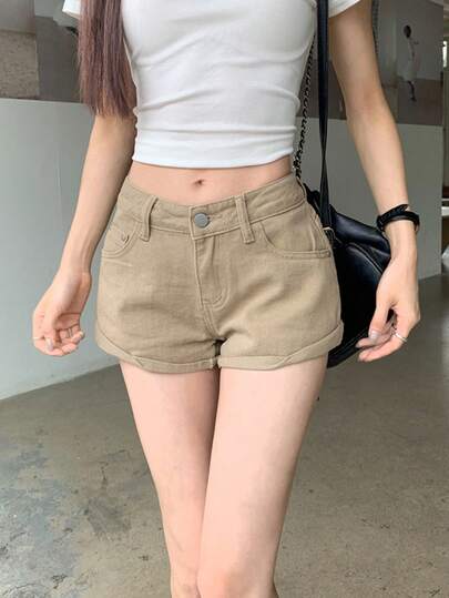 修长美腿性感俏皮卷边白色牛仔短裤，卡其色女士热裤