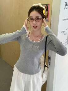 女款圆领蕾丝拼布针织毛衣，修身长袖T恤。适合圣诞节和新年，浅灰色可作为外套或内搭。