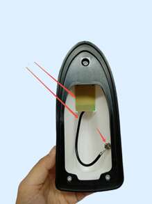 Antena dachowa FM/AM Shark Fin Modified Spoiler – antena dachowa ABS Spoiler Style ze wbudowanym odbiornikiem sygnału, wykończenie lakierem fortepianowym o połysku, stylowy wygląd, opływowy kształt zmniejszający opór wiatru, mocna podstawa klejąca do montażu bez uszkodzeń