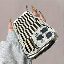 Funda para teléfono 1 pieza Una elegante funda para teléfono con un diseño ondulado galvanizado y una cadena colgante de perlas, que ofrece protección integral contra caídas y golpes. Este accesorio es compatible con los modelos 11 a 16 de las series Pro y Pro Plus - Colores mixtos 1 - Ver 4