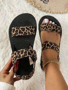 女士豹纹黄色时尚坡跟平底凉鞋，舒适塑料室内拖鞋，适合夏威夷派对、学生、办公室职员、海滩度假