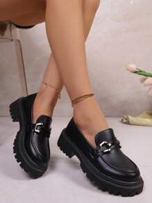 Mocassins noirs à enfiler pour femmes avec semelles épaisses, décoration de boucle métallique à la mode, chaussures plates décontractées à bout rond, couleur unie polyvalente rétro pour les navettes, chaussures de vacances plateforme imperméables style "Babies"