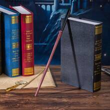 Warner Bros 1 Pieza Varita Mágica de Harry Potter Oficial de Warner Bros. - Accesorio de Película, Material de Resina con Núcleo Metálico Interno para Mayor Durabilidad y Resistencia a Roturas [Garantía Genuina] -- Varita de Voldemort, Varita de Hermione, Incluye Boleto de Ida y Vuelta del Expreso de Hogwarts. Empaque en Elegante Caja de Regalo Morada, Ideal para Fiestas, Actuaciones, Disfraces, Coleccionables y Regalos.