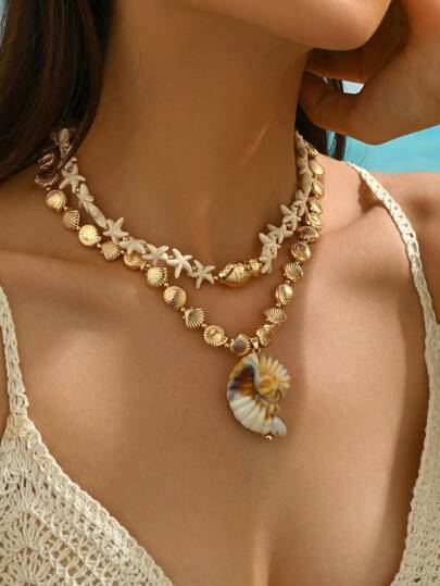 1 pezzo Elegante e alla moda Collana di gioielli bohémien a tema marino, decorata con una stella marina dorata, pesciolini, conchiglie, conchiglia, perle finte, perline di conchiglia naturale fai da te, corallo rosso, ciondolo in resina, pesce dipinto in ceramica, adatto per spiaggia, resort, abbigliamento da festa. Le piccole perline a forma di conchiglia sono di formazione naturale, il colore e la dimensione delle perline di seme sono casuali.
