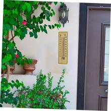 Termômetro de madeira, ideal para pendurar em ambientes internos e externos. Mede com precisão a temperatura em cômodos, salas de estar, estufas, jardins, armazéns e áreas de criação de animais. Com estrutura de madeira portátil e resistente, é capaz de medir temperaturas durante todo o ano, nas quatro estações.