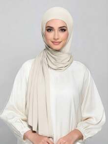 1件速干平纹针织头巾，采用柔软透气、抗起球面料制成。系带式头巾。适合穆斯林全年使用和日常佩戴。