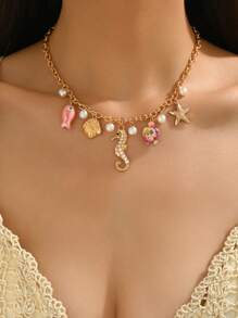 1 buc colier elegant și la modă cu elemente oceanice de vară, bijuterii boeme, cu stele de mare aurii, scoici colorate, scoică, peștișori aurii mini, căluți de mare, homar roșu, sirenă, mărgele mici asortate, stea de mare încorporată în sticlă, scoică și scoică încorporate în perle artificiale, lanț placat cu aur, modele multiple pentru colier de petrecere pe plajă pentru femei