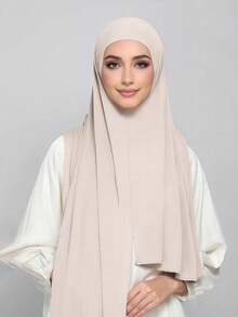 1件速干平纹针织头巾，采用柔软透气、抗起球面料制成。系带式头巾。适合穆斯林全年使用和日常佩戴。