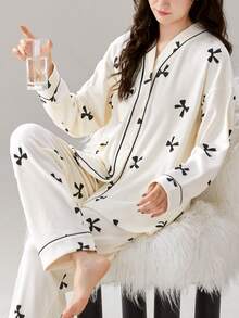 两件套女士睡衣套装，V领长袖上衣和长裤，柔软舒适，适合春秋季和秋冬季穿着。 - 米色 - 查看 2