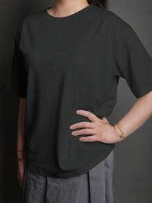 背面大蝴蝶结印花 T 恤，简约夏季时尚图案女式短袖。