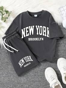 小男孩字母印花短袖T恤和短裤