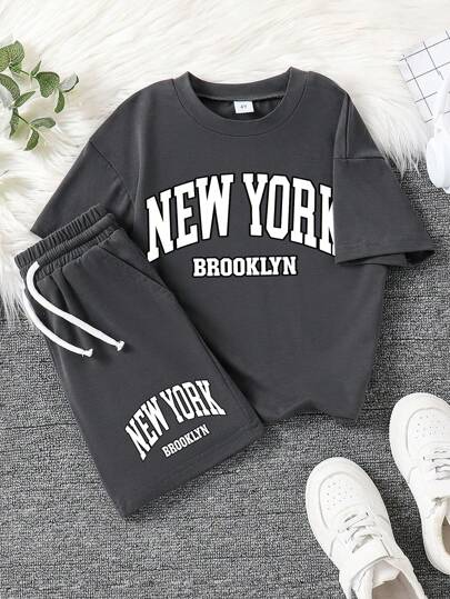 小男孩字母印花短袖T恤和短裤