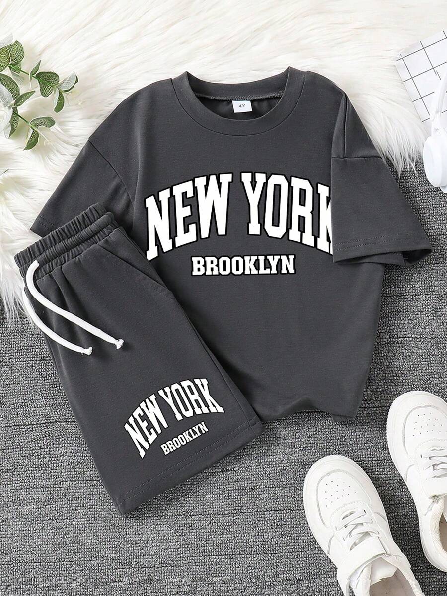 小男孩字母印花短袖T恤和短裤