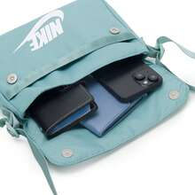 Nike 女款迷你双肩包，2026 春季新款休闲简约基本款翻盖单肩包，轻便小巧单肩包 CW9300-016 - 綠色 - 查看 6