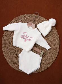 新生儿刺绣针织连体衣及毛球帽套装，摄影道具及洗礼服