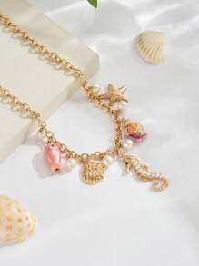 1 buc colier elegant și la modă cu elemente oceanice de vară, bijuterii boeme, cu stele de mare aurii, scoici colorate, scoică, peștișori aurii mini, căluți de mare, homar roșu, sirenă, mărgele mici asortate, stea de mare încorporată în sticlă, scoică și scoică încorporate în perle artificiale, lanț placat cu aur, modele multiple pentru colier de petrecere pe plajă pentru femei