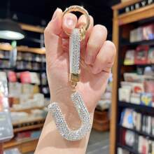 1个闪亮水钻字母钥匙扣，26个字母闪亮汽车钥匙圈挂件，个性化钥匙扣，女士包包挂件，圣诞礼物，情人节礼物，包包挂件，汽车配件，送给老师、朋友、姐妹的礼物创意