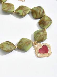 1 pieza Elegante y de moda Personalizado Corazón dorado, Collar de colgante de corazón de resina 3D naranja y rojo con patrón asimétrico Cadena dorada, Múltiples estilos disponibles, Apropiado para uso diario, vacaciones, fiestas con atuendos sexys. Por favor, entienda que habrá una compuerta de inyección de moldeo en la parte inferior de cada colgante de resina.