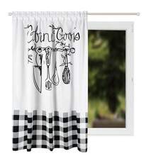 厨房窗帘黑白格纹 WAVE 胶带 145x160cm KUKINA 短款装饰厨房窗帘 装饰窗帘 - 厨房的现代点缀 KUKINA 装饰窗帘饰有厨房图案，是想要将功能性与现代风格相结合的完美解决方案。KUKINA 窗帘采用轻质弹力巴拿马材料制成，非常适合厨房，不仅可以起到装饰作用，还可以防止阳光过度直射。实用性与时尚性兼具 - 适合任何厨房得益于其通用的配色方案和简洁而有效的设计，KUKINA 窗帘适合从现代到古典布置的厨房和餐厅。尺寸为 145x160 厘米的窗帘采用 WAVE 胶带缝制，可以形成深褶。其功能性和易于维护的特点使其成为需要实用而美观解决方案的空间的绝佳选择。