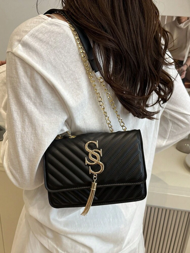 حقيبة كتف مبطنة من جلد البولي يوريثان ذات لون أحادي للنساء، حقيبة كروس متعددة الوظائف مع رباط سلسلة للحفلات والسهرات، حقيبة مربعة جديدة للاستخدام اليومي والسفر والعطلات لحمل الهاتف والعملة، مناسبة للسيدات العاملات والطالبات - الأسود - مشاهدة 4