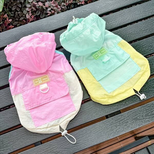 This Spring And Summer Pet Sun Protection Clothing Comes With A Small Hat And A Color-Block Design, Making The Pet Look More Playful And Cute When Wearing It. The Fabric Of The Clothing Not Only Provides Sun Protection But Also Has A Slight Waterproof Function. This Summer, Take Your Beloved Pet Out To Enjoy The Summer!