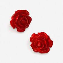一对极简主义风格的勃艮第花朵耳钉
