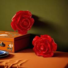 一对极简主义风格的勃艮第花朵耳钉