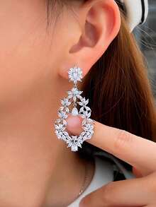 一对闪耀夺目的白色立方氧化锆密镶花叶形大长吊坠耳环，适合婚礼、新娘、派对佩戴 - 白色 - 查看 4