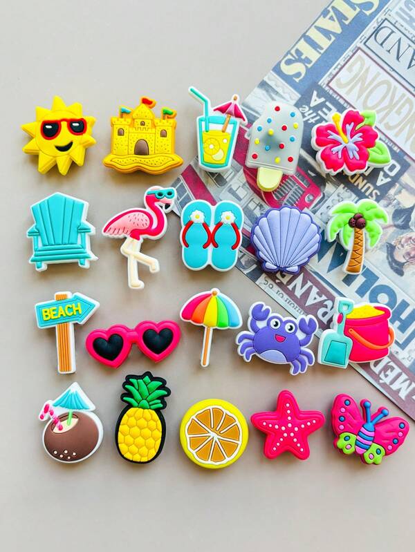 20 piezas de la serie de verano en la playa, material de PVC suave y de goma con un tema de playa de verano, comúnmente vistos en imanes de nevera, decoraciones de fundas de teléfono, etc. Los patrones cubren elementos de playa de verano como el sol, castillos de arena, bebidas frías, flamencos, conchas, cocos, piñas, etc.