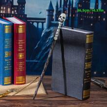 Warner Bros 1 Pieza Varita Mágica de Harry Potter Oficial de Warner Bros. - Accesorio de Película, Material de Resina con Núcleo Metálico Interno para Mayor Durabilidad y Resistencia a Roturas [Garantía Genuina] -- Varita de Voldemort, Varita de Hermione, Incluye Boleto de Ida y Vuelta del Expreso de Hogwarts. Empaque en Elegante Caja de Regalo Morada, Ideal para Fiestas, Actuaciones, Disfraces, Coleccionables y Regalos.