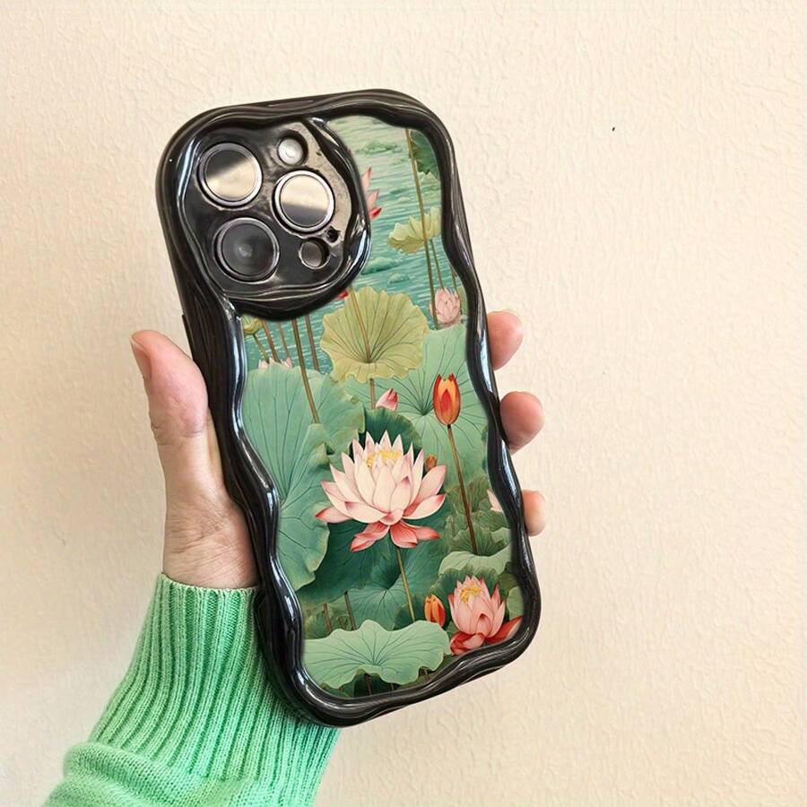 Estuche para teléfono Estuche para teléfono delgado y liviano de 1 pieza, adecuado para los modelos X a 16 Pro, con un encantador diseño de ondas con hermosas flores rosadas frente a un estanque tranquilo, lo que lo convierte en un regalo tanto para niñas como para niñas. - Negro - Ver 1