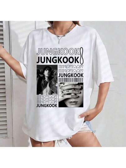 Camiseta oversized unissex Jungkook  K-Pop, estampa preto e branco, t-shirt algodão macio 100%, manga curta gola careca, streetwear coreano moda urbana casual, graphic tee retrô vintage preta, tamanhos P M G GG, peça premium tecido respirável corte solto visual aesthetic, ideal para fãs ARMY, presente criativo aniversário Natal Dia dos Namorados, confortável para shows fanmeet uso diário, costura reforçada alta durabilidade, combina com jeans shorts saia tênis jaqueta blazer sobreposição, item atemporal styling fácil, inspiração idol coreano coleção fã-clube, camiseta k-pop oversize estampada unissex, roupa casual chic, escolha de quem valoriza conforto qualidade e design autêntico. camiseta jungkook, jungkook , jungkook t shirt, camiseta oversized kpop, t-shirt kpop, graphic tee jungkook, camiseta preta , camiseta unissex , oversized tee jungkook, army brasil, roupa kpop feminina, streetwear coreana, camiseta algodão jungkook, jungkook golden seven, jungkook merch, camiset