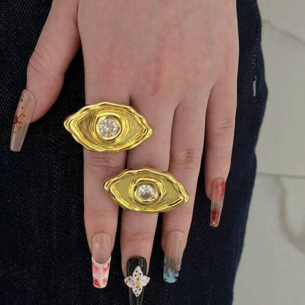 A Gold, Diamond-Encrusted Eye Ring For Women, Personalized Fashion, Suitable For Everyday Wear