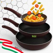 Bakaji Set 3 Padelle Bee con Rivestimento Interno Antiaderente Nido D'Ape, Diametro 20-24 - 28 cm, PFOA Free, Cottura Omogenea, Manico Atermico Cool Touch, Ideale Fornelli Gas Induzione, Universale - Viola rosso - Visualizzare 1