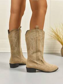 1 par de botas elegantes y de moda para mujer, botas occidentales bordadas de color caqui, botas occidentales bordadas de tacón alto, botas vaqueras bordadas con estilo, botas planas de media pantorrilla con slip-on para otoño/invierno, fiesta - Caqui - Ver 5