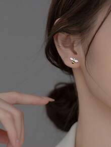 1 Pair S925 Sterling Silver Simple Personalized Korean Style Rhinestone Bee & Daisy Stud Earrings For Women - one-size - View 5
