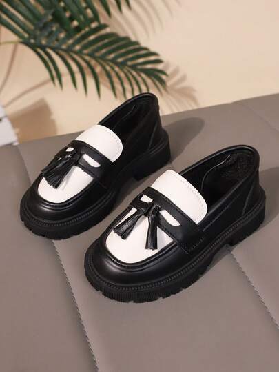 1 双儿童黑白拼布柔软舒适 PU 皮革圆头厚底乐福鞋，时尚英伦风格休闲鞋，适合男孩和女孩，适合上学、日常穿着、度假、秋冬