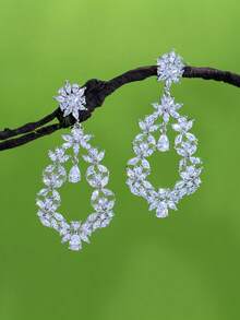 一对闪耀夺目的白色立方氧化锆密镶花叶形大长吊坠耳环，适合婚礼、新娘、派对佩戴 - 白色 - 查看 2