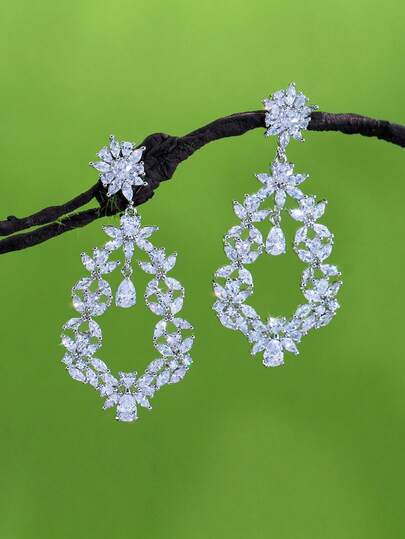 一对闪耀夺目的白色立方氧化锆密镶花叶形大长吊坠耳环，适合婚礼、新娘、派对佩戴