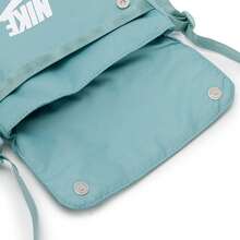 Nike 女款迷你双肩包，2026 春季新款休闲简约基本款翻盖单肩包，轻便小巧单肩包 CW9300-016 - 綠色 - 查看 7