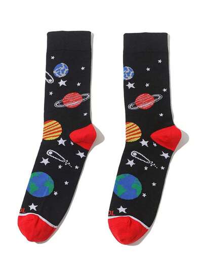 1 Pair Men's Cartoon Space Themed Funny Letter Pattern Socks, A Must-Have Item For Space Enthusiasts! Suitable For Casual Daily Wear, Also A Perfect Gift For Parties And Social Events, And An Essential Sock For Men And Women In Autumn/Winter.
