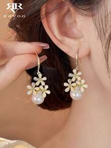 1 paire de boucles d'oreilles élégantes aux fleurs géométriques, incrusté de verre artificiel et de faux perles. Design de style français de luxe, convenant aux femmes pour des tenues formelles, des fêtes, les vacances et la rentrée scolaire