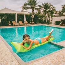 1 pieza Flotador de piscina inflable de diseño minimalista de unicolor, cama flotante para fiestas en la piscina de verano - Balsa flotante de color sólido - Ver 4