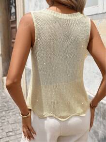 Top de punto tipo camiseta sin mangas para mujer con cuello redondo, borde asimétrico con textura, y efecto transparente brillante, un atuendo informal y casual ideal para vacaciones de verano