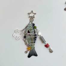 1 件手工制作的鱼形钥匙扣、海洋包包挂饰、海洋钥匙扣、人造鱼饵钥匙扣、串珠鱼形挂饰、渔夫礼物汽车配件可爱哥特 Y2k 包包配件挂绳带身份证夹圣诞节