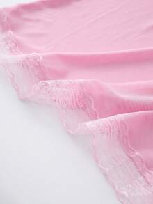 Une nuisette sexy en dentelle dos nu, sous-vêtements transparents, avec des strings, convenant pour le sommeil et les rendez-vous romantiques