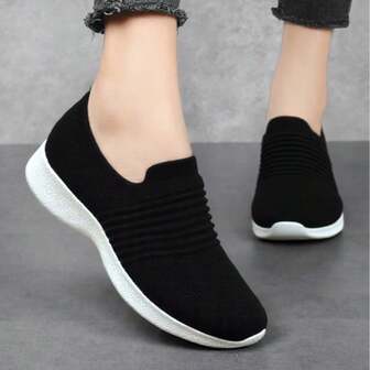 Gränsöverskridande kvinnors svarta och vita snörstickade lätta fritidssportskor, plattformsretro sneakers, slip-on sockskor, sjuksköterskeskor