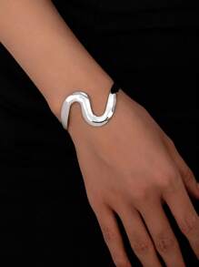 1pc Wavy Metal Geometric Shaped Bracelet, Minimalist Style For Casual And Office Wear (Can Be Worn As Arm Band)