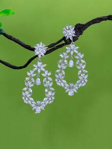 一对闪耀夺目的白色立方氧化锆密镶花叶形大长吊坠耳环，适合婚礼、新娘、派对佩戴 - 白色 - 查看 7