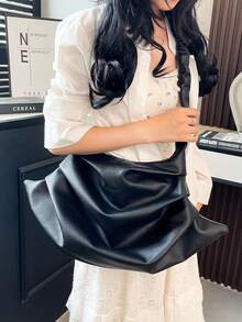 小众设计褶皱单肩包、皮革防水斜挎包、不对称背包